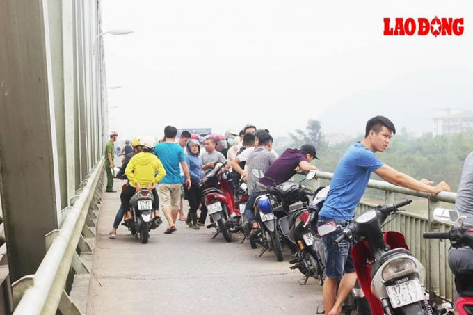 Rất đông người dân hiếu kỳ tập trung theo dõi sự việc. Ảnh: BD.