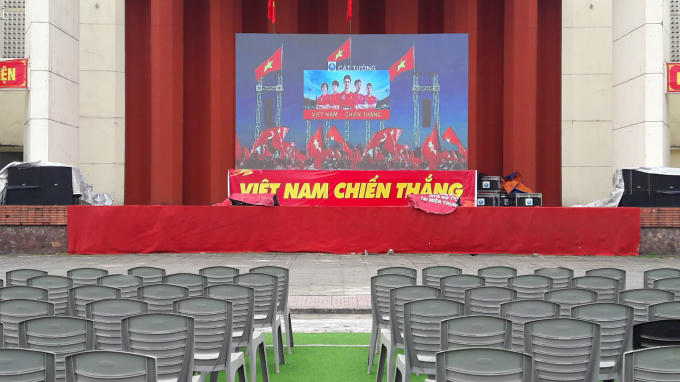 Màn hình lớn tại nhà văn hóa Lao động Nghệ An đã sẵn sàng để phục vụ hàng ngàn cổ động viên.