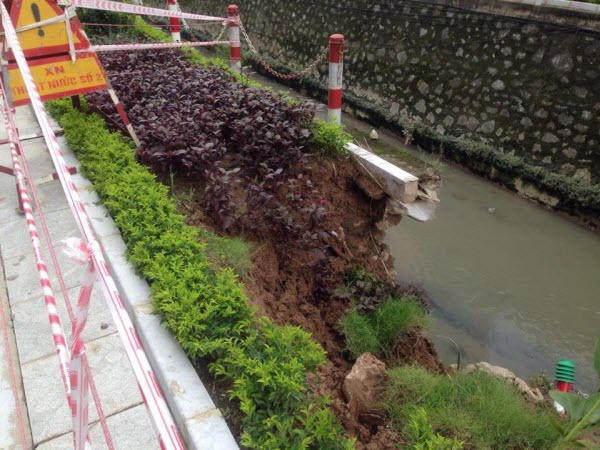 Nguơi dân lo lắng vết sạt lở đang ngày càng ăn sâu vào phía trong đường nhựa.