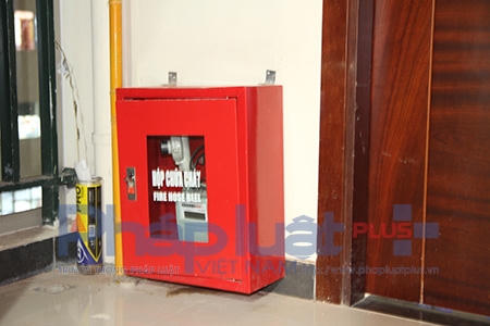 Theo anh Việt (một người dân sống trong tòa Hồ Gươm Plaza): "Chiếc hộp chữa cháy này không có hiệu năng, chỉ để đó gọi là có". Ảnh: Loan Bảo.
