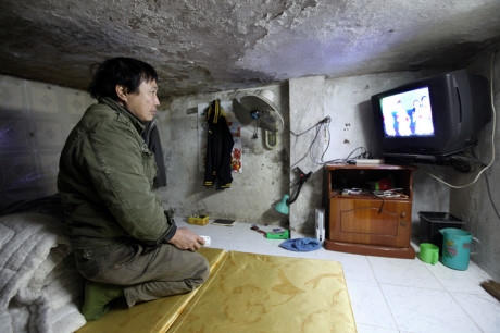 Anh Hoàng Văn Xuân (53 tuổi) trong căn nhà cao 1,1m của mình.