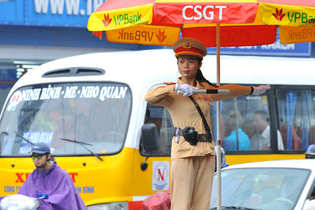 Đại úy Trương Minh Khôi, Trưởng phòng CSGT Công an thành phố Ninh Bình cho biết, đa số các nữ CSGT làm nhiệm vụ tuổi đời còn rất trẻ, lúc đầu nhận nhiệm vụ các chị em đều e ngại. Tuy nhiên, đến nay ai nấy đều quen với nhiệm vụ và hoàn thành xuất sắc. Những nữ CSGT đã góp phần đảm bảo an ninh trật tự trên đường phố Ninh Bình, họ còn góp phần tạo thêm sự thân thiện giữa người dân và lực lượng CSGT.
