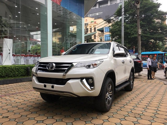 Toyota Fortuner được lắp ráp tại Việt Nam với các phiên bản máy dầu