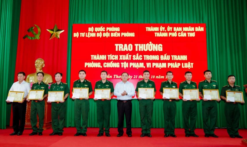 Phó Chủ tịch UBND TP Cần Thơ trao bằng khen của UBND TP Cần Thơ cho các cá nhân.