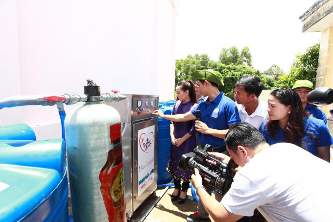 Các chiến sĩ mùa hè xanh giới thiệu về cơ chế hoạt động của máy lọc nước.