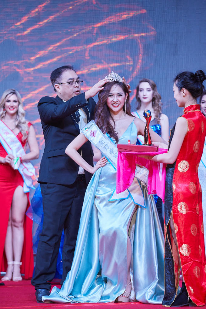 Cô giành danh hiệu Á hậu 2.