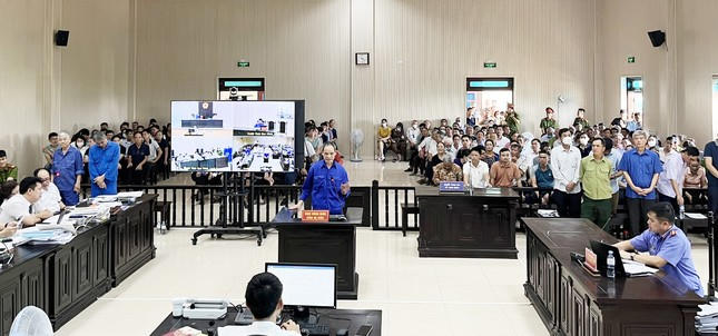 Phiên tòa xét xử nguyên Chủ tịch UBND huyện Yên Phong Nguyễn Thế Nghĩa và cán bộ UBND huyện Yên Phong và UBND thị trấn Chờ. Ảnh Tiền Phong