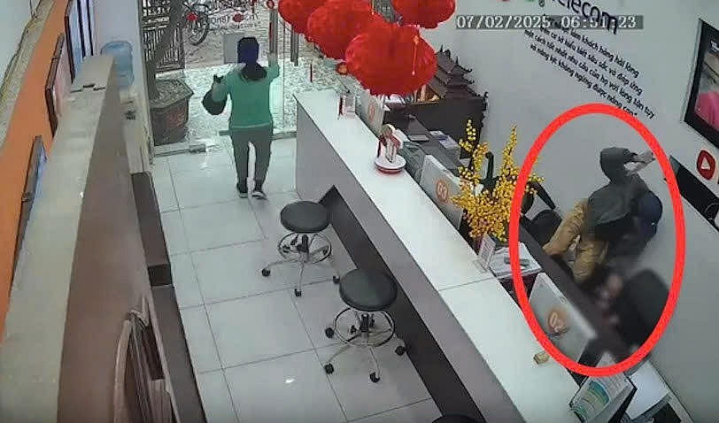 Hình ảnh đối tượng dùng dao khống chế nhân viên cửa hàng. Hình ảnh cắt từ clip.