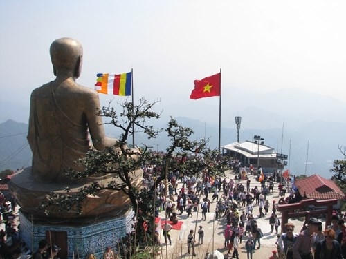 Đây là bức tượng đồng Phật Hoàng Trần Nhân Tông lớn nhất Việt Nam. Được khánh thành đầu tháng 12/2013, tượng được đúc bằng đồng nguyên khối, cao 15 m, nặng 138 tấn, tọa lạc trên đỉnh An Kỳ Sinh có độ cao 900 m so với mặt nước biển.