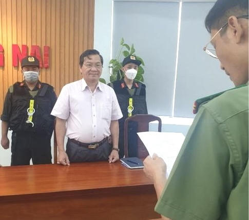 Lực lượng công an tống đạt quyết định bắt tạm giam bị can Trần Minh Hùng (Ảnh: Công an Đồng Nai)