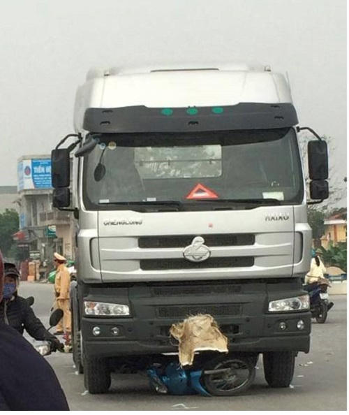 Chiếc xe máy bị xe đầu kéo cuốn vào gầm. (Ảnh: FB Lưu Công Khiêm)