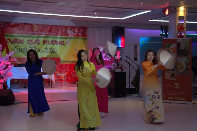 Tiết mục văn nghệ do chính kiều bào cùng nhau tự dàn dựng, biểu diễn (Ảnh: Lao động)