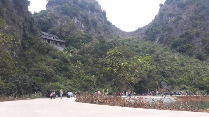 Ngôi chùa Động Am Tiêm cổ kính nằm nặng lẽ trong tuyệt tình cốc.