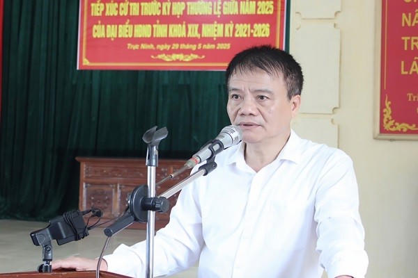 Ông Nguyễn Mạnh Hiền, Ủy viên Ban TVTU, Chủ nhiệm Ủy ban Kiểm tra tỉnh Nam Định phát biểu tại buổi tiếp xúc cử tri huyện Trực Ninh.