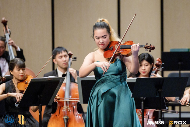 Nghệ sĩ violin Đỗ Phương Nhi trong tiết mục mở màn đêm hoà nhạc.