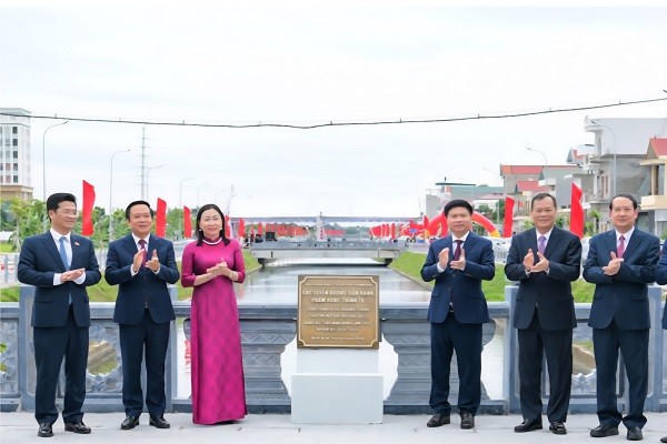 Các đại biểu thực hiện nghi thức gắn biển công trình thuộc tuyến đường bộ cao tốc Ninh Bình – Hưng Yên – Hải Phòng, chào mừng Đại hội Đảng bộ tỉnh Ninh Bình.