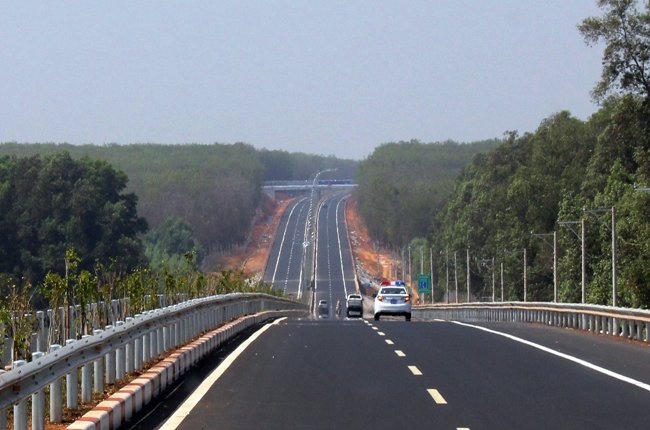 Nếu như trong giai đoạn từ 2012-2014, các nhà đầu tư xếp hàng để xin được đầu tư các dự án BOT thì nay chính họ lại tỏ ra dè dặt. Ảnh minh họa: Một đoạn đường cao tốc Long Thành=Dầu Giây được xây dựng theo phương thức BOT. Ảnh TL