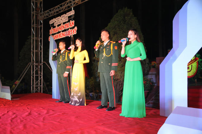 Buổi lễ được bắt đầu bằng những tiết mục văn nghệ sâu lắng với những ca khúc đã theo dòng thời gian của đất nước.