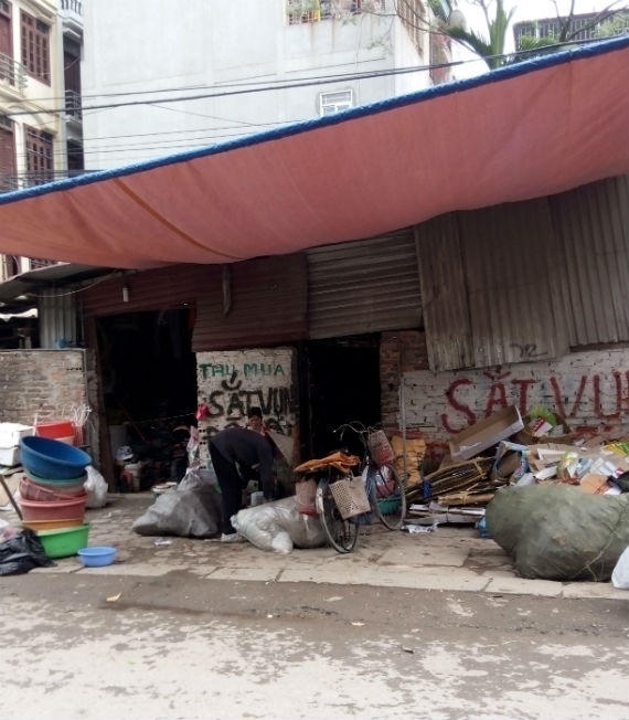 Những cơ sở thu mua phế liệu nằm xen kẽ khu dân cư luôn tiềm ẩn nguy cơ cháy nổ.