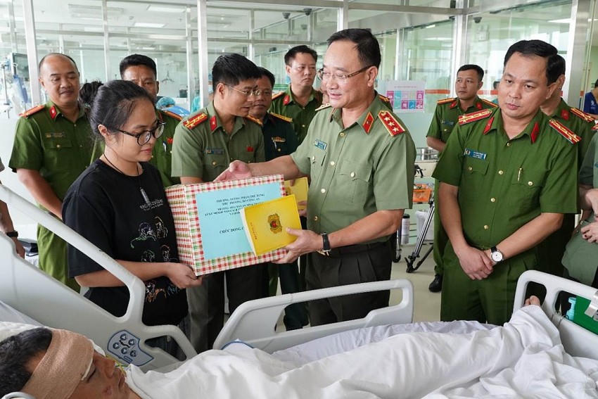 Thượng tướng Phạm Thế Tùng tặng quà và chỉ đạo nhanh chóng thực hiện các chế độ đối với CBCS bị thương khi làm nhiệm vụ.