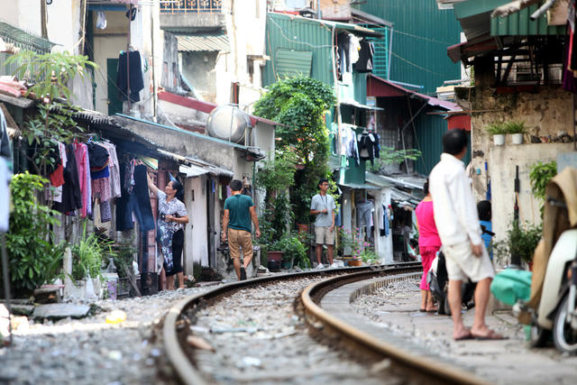 Đoạn đầu phố Phùng Hưng, các dãy nhà hai bên đường tàu hoả cũng tạo cảnh sống đặc biệt.