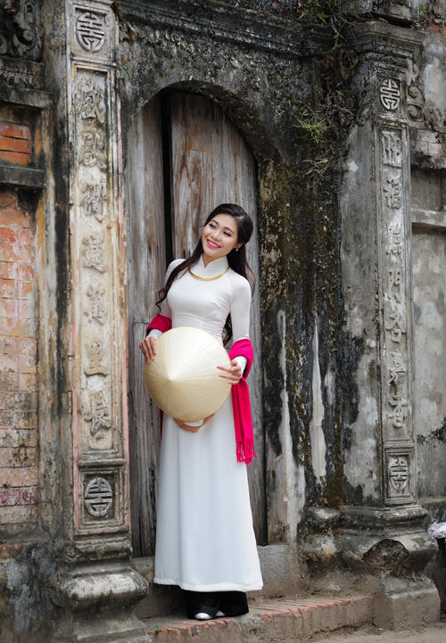 Đi dạo chợ quê, trò chuyện, ăn trưa cùng một nhà dân tại làng cổ Đường Lâm cũng là kỷ niệm khó quên với hoa khôi sinh viên Hà Nội.
