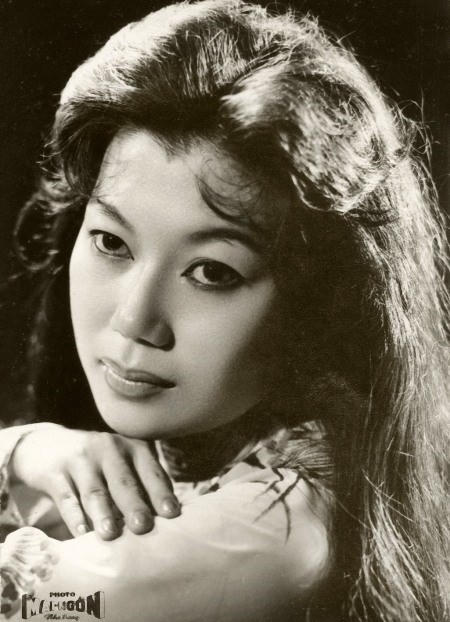 Ngay từ khi còn nhỏ, bà đã theo gia đình mưu sinh bằng nghề diễn.