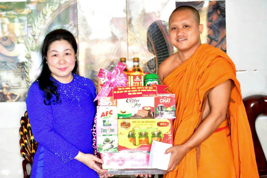 Bà Lê Hồng Thắm - Phó Chủ tịch Thường trực HĐND tỉnh Kiên Giang chúc Tết cổ truyền Chôl Chnăm Thmây tại chùa Thứ Ba.