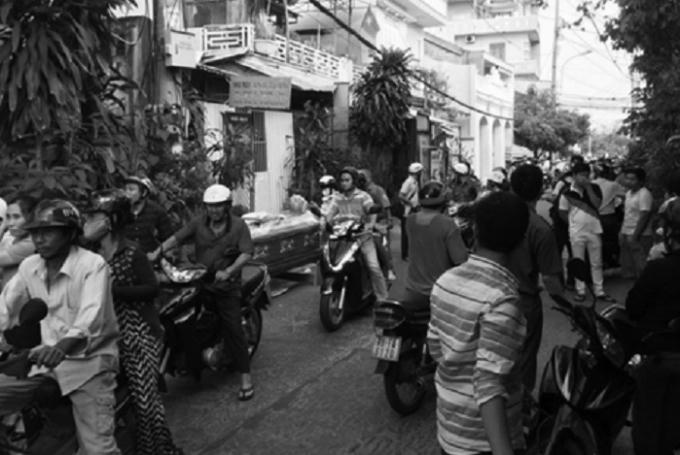 Chứng kiến vụ việc, người dân ai cũng ngậm ngùi, xót xa.