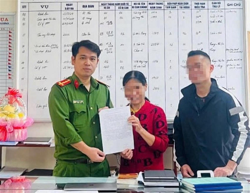Chị N.T.L vui mừng, gửi lời cảm ơn đến Công an huyện Quỳnh Phụ đã giúp chị kịp thời ngăn chặn vụ lừa đảo. (Ảnh: Bộ Công an)