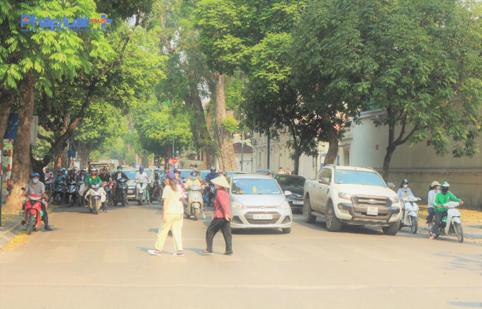 Tại Hà Nội, nhiệt độ thấp nhất 25 - 27 độ C, cao nhất 34 - 37 độ C. Buổi trưa, nhiệt độ ngoài trời đo được lên tới 39 - 40 độ C. Thời gian có nhiệt độ trên 35 độ C từ 11 - 16 giờ.