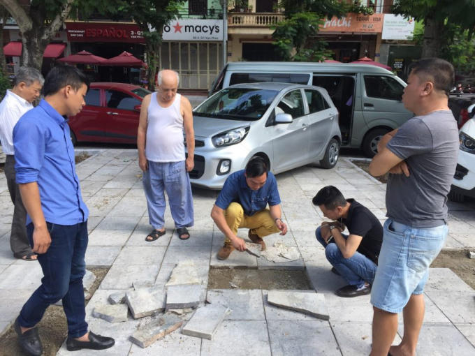Đại diện nhân dân phường Kim Mã và đơn vị thi công giám sát việc lát đá vỉa hè.