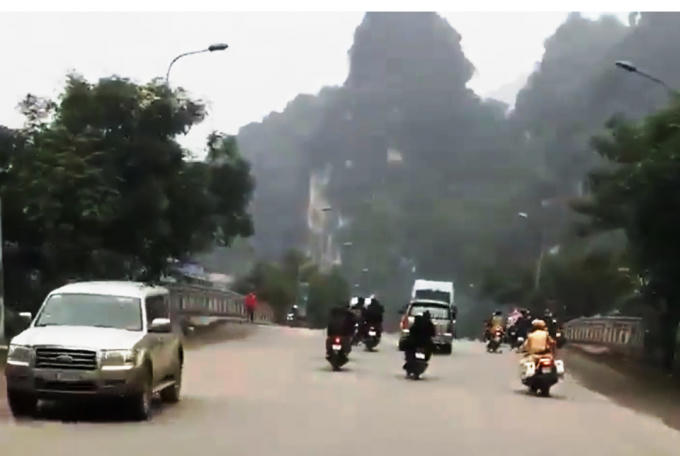 Nhóm thanh niên làm náo loạn đường vào khu du lịch Tràng An, thách thức lực lượng chức năng (ảnh cắt từ clip)