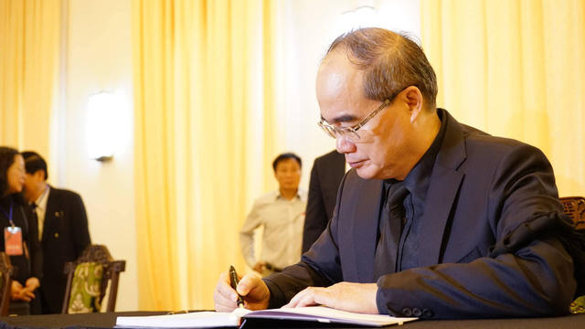 Bí thư Thành uỷ Nguyễn Thiện Nhân dẫn đầu đoàn Thành ủy TPHCM vào viếng và ghi sổ tang. (Ảnh: Dân Trí)