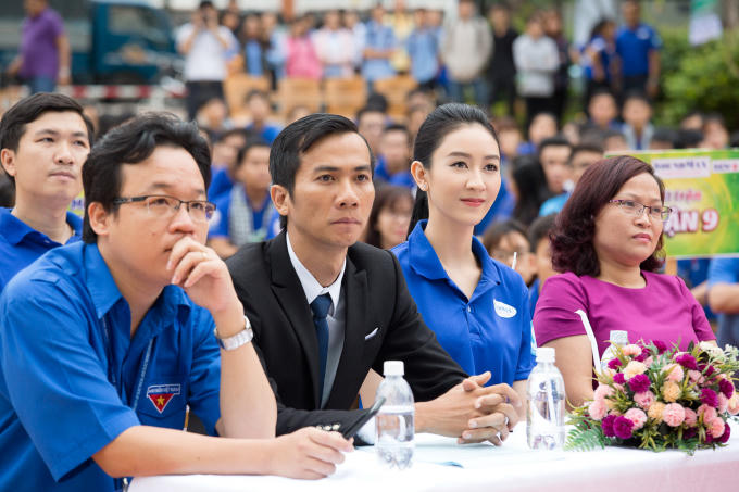 H&agrave; Thu đội mưa tới dự Lễ ra qu&acirc;n &ldquo;M&ugrave;a h&egrave; xanh 2017&rdquo;