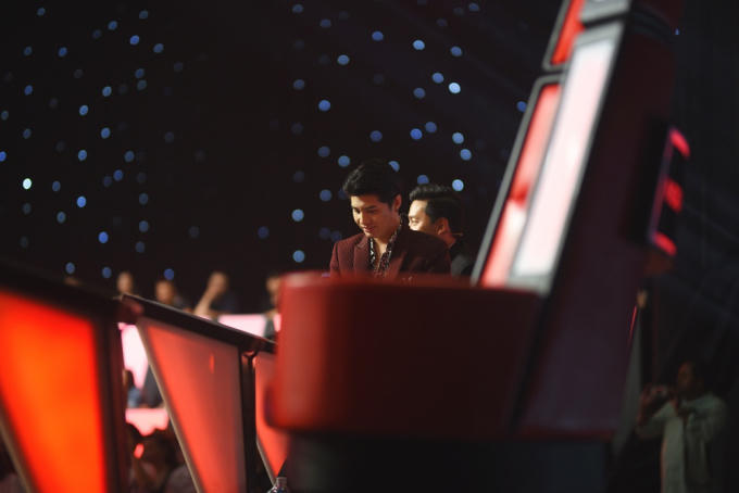 Cuộc chiến h&agrave;i hước nhất lịch sử the Voice: Thu Phương cởi &aacute;o kho&aacute;c, T&oacute;c Ti&ecirc;n th&aacute;o găng tay để