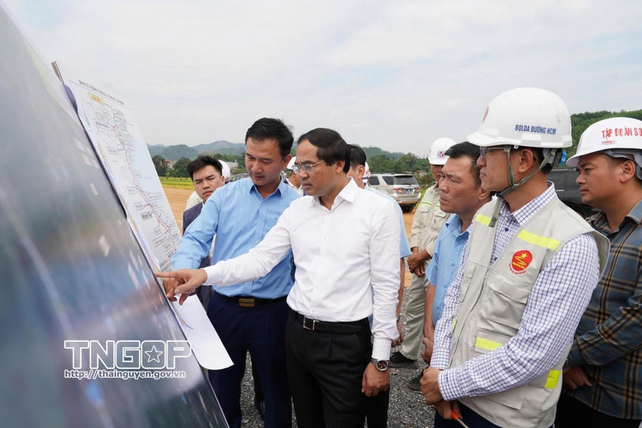 Bí thư Tỉnh ủy Trịnh Xuân Trường kiểm tra thực địa tại công trình thi công Dự án.