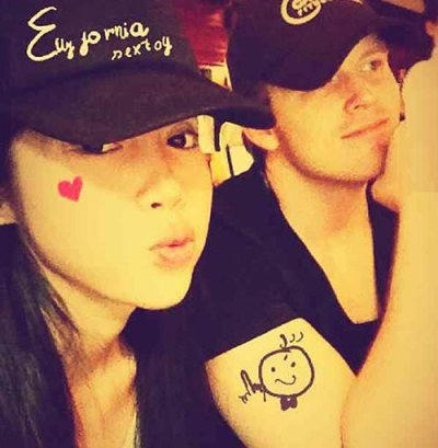 Mới đây, trên trang cá nhân của anh chàng ngoại quốc này đã cập nhật ảnh đại diện là bức ảnh chụp chung giữa anh và Elly Trần. Ảnh: Internet.