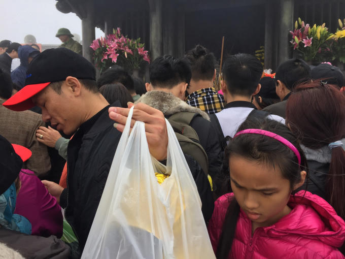 Tuy chưa đến ngày chính hội nhưng dòng người đổ về nơi đây rất đông.