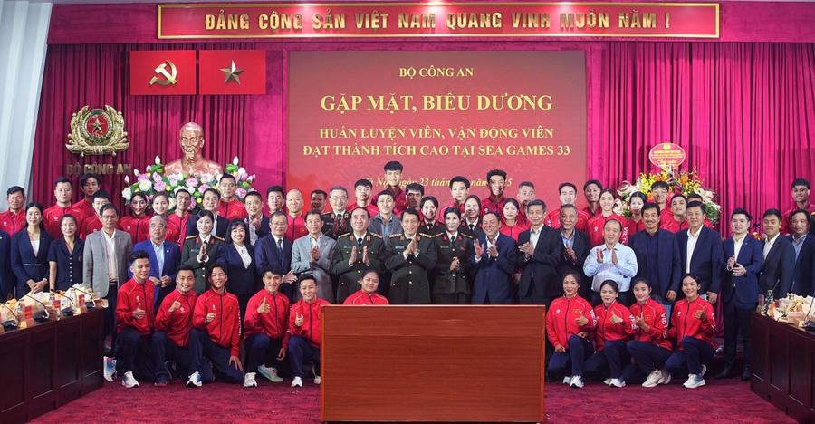 Bộ trưởng Lương Tam Quang, Bộ trưởng Nguyễn Văn Hùng và các đại biểu cùng các huấn luyện viên, vận động viên chụp ảnh kỷ niệm tại buổi gặp mặt.