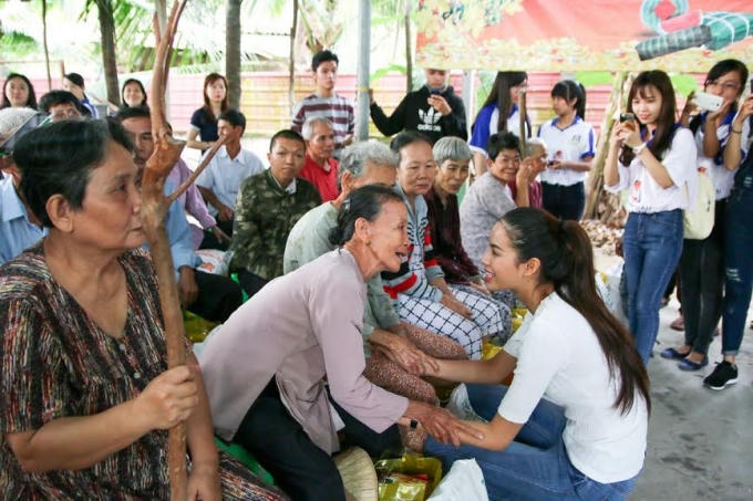 Phạm Hương được người dân vô cùng yêu quý vì sự giản dị, gần gũi.