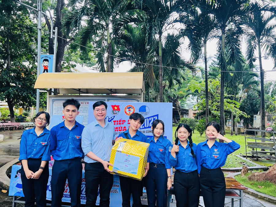 Phó Bí Thư Thường trực Tỉnh đoàn Võ Văn Trung thăm và tặng quà tại điểm thi THPT Xuân Lộc