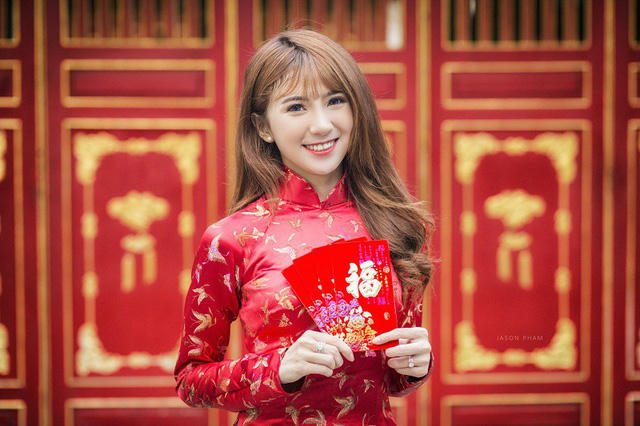 “Hy vọng 2018 sẽ là một năm thật nhiều may mắn không chỉ với mình mà tất cả mọi người. Chúc tất cả mọi người có một cái Tết an khang thịnh vượng, vạn sự cát tường và gặt hái nhiều thành công”, Hậu Giang gửi lời chúc