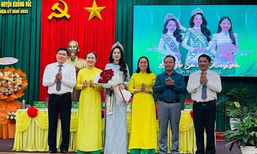 Đại sứ truyền thông cùng lãnh đạo huyện Krông Pắc.