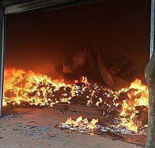 Ngọn lửa bốc cháy thiêu rụi những kiốt hàng. Ảnh CTV cung cấp.