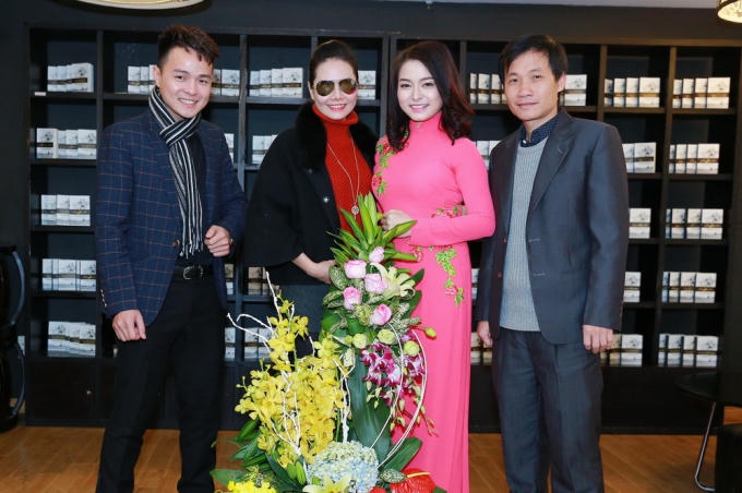 Đồng nghiệp và bạn bè tới chúc mừng Đinh Trang ra mắt album "Bến xưa"