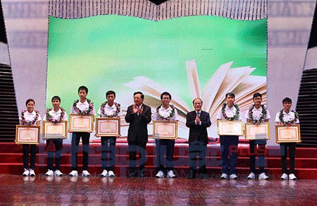 Chủ tịch Quốc hội Nguyễn Sinh Hùng cùng Bộ trưởng Bộ GD-ĐT trao bằng khen cho các học sinh giỏi có thành tích xuất sắc. Ảnh: Loan Bảo.