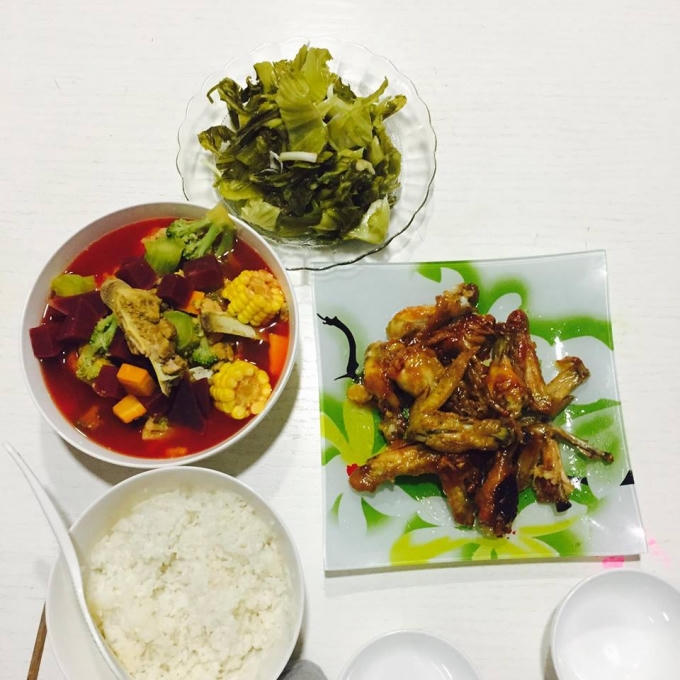 Kỳ Hân cũng chịu khó vào bếp trổ tài nữ công gia chánh hơn.