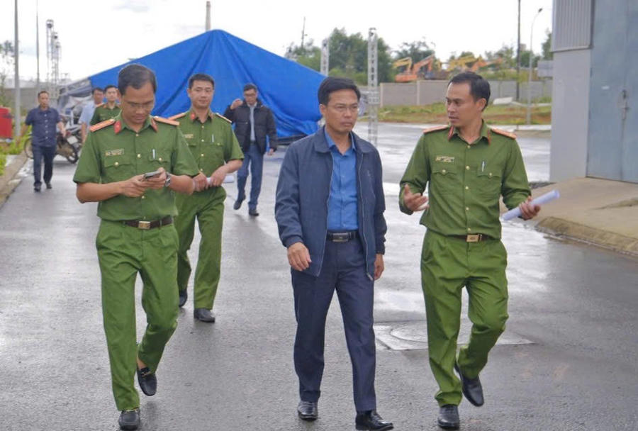 Lực lượng chức năng tỉnh Lâm Đồng báo cáo nhanh vụ việc với Phó Chủ tịch UBND tỉnh Lâm Đồng Đinh Văn Tuấn. Ảnh: K.P