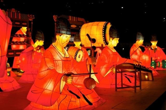 Myanmar: Tết Trung thu ở Myanmar còn gọi là "Lễ trăng tròn" hay "Tiết quang minh". Đêm rằm, nhà nhà đều thắp đèn lồng để thành phố sáng rực, ánh sáng chiếu rọi khắp mọi nơi. Mọi người cũng thường xem biểu diễn kịch, nhảy múa, xem phim và nhiều hoạt động vui chơi náo nhiệt khác trong đêm lễ hội này.
